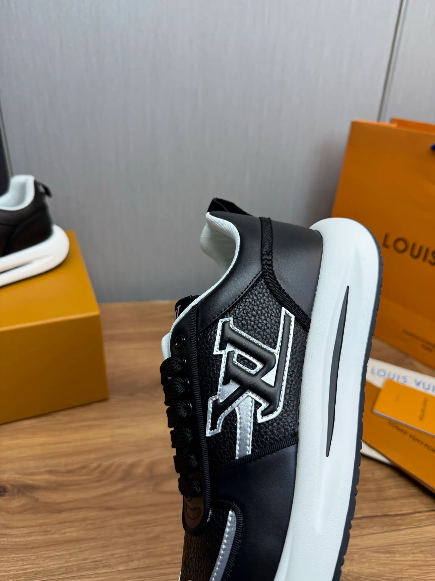 Men's shoes 💰820💰 Lv. Top purchasing agent 🇮🇹 Louis Vuitton, sports shoes counter synchronization, uppers imported from Italy, high-quality splicing and complex handicrafts, imported mesh pads are soft and comfortable, soles: original factory special soles, TPU exclusive movable molded soles super comfortable, original factory single goods, 🔍🔍high quality, you can enter and exit the counter at will, welcome to compare, code number 38-44 (Customized 38.45)